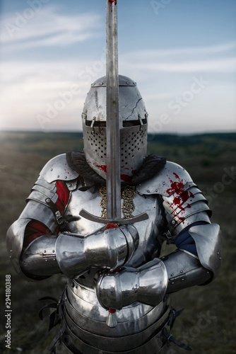 Canvastavla Knight in armor and helmet poses with sword
