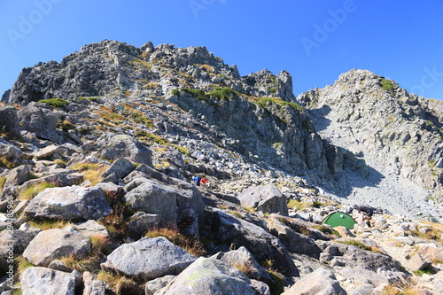 北アルプス 槍穂高連峰縦走 北穂高岳南峰テント場から北穂高岳北峰山頂を望む