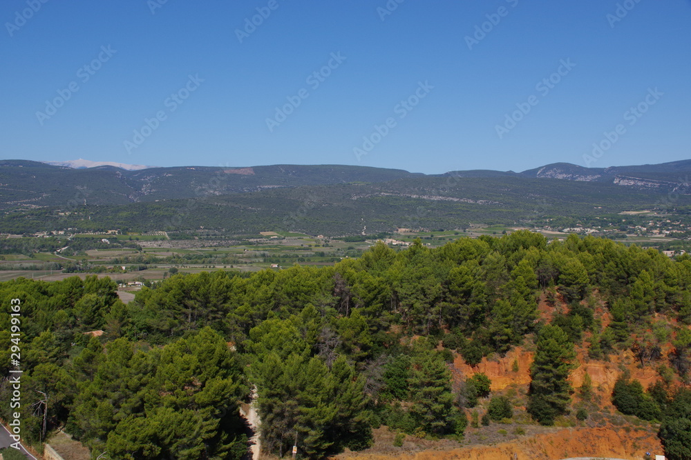 Le Mont Ventoux depuis le village de Roussillon