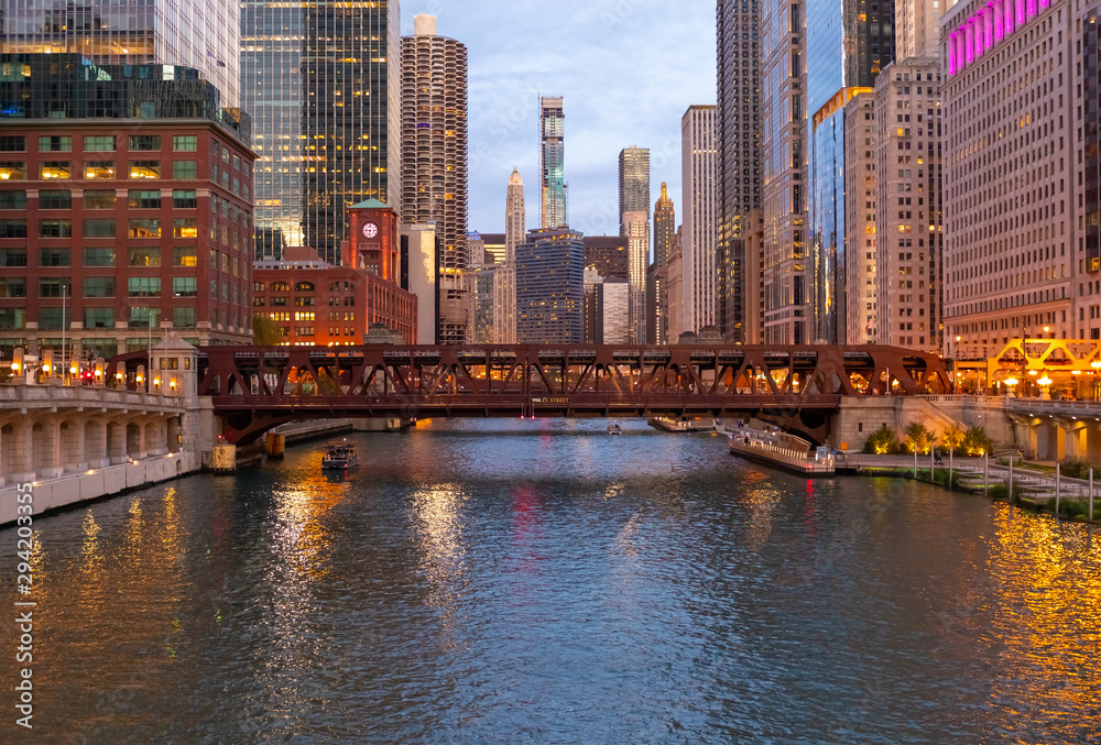Fototapeta premium Chicago wieczorem panoramę miasta most nad rzeką budynki