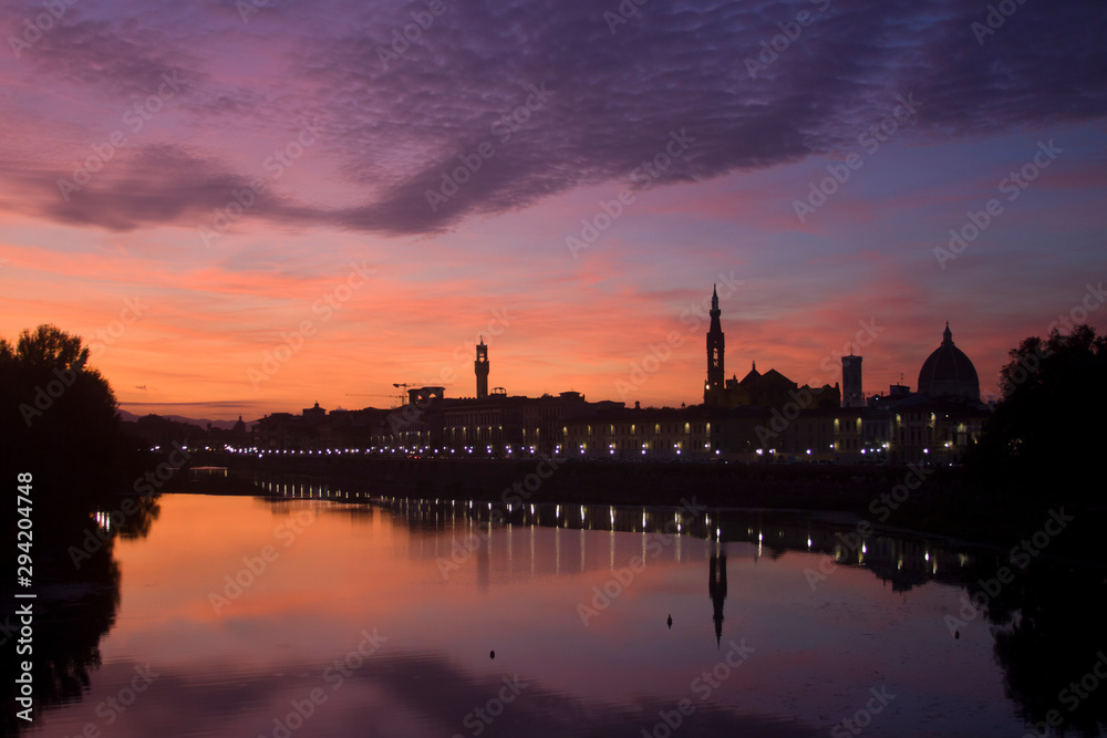 Italia, Firenze, la città e il fiume Arno al tramonto.