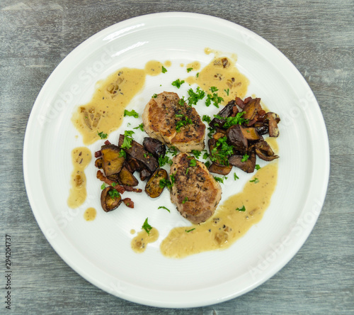 Schweinefilet mit Waldpilzen photo