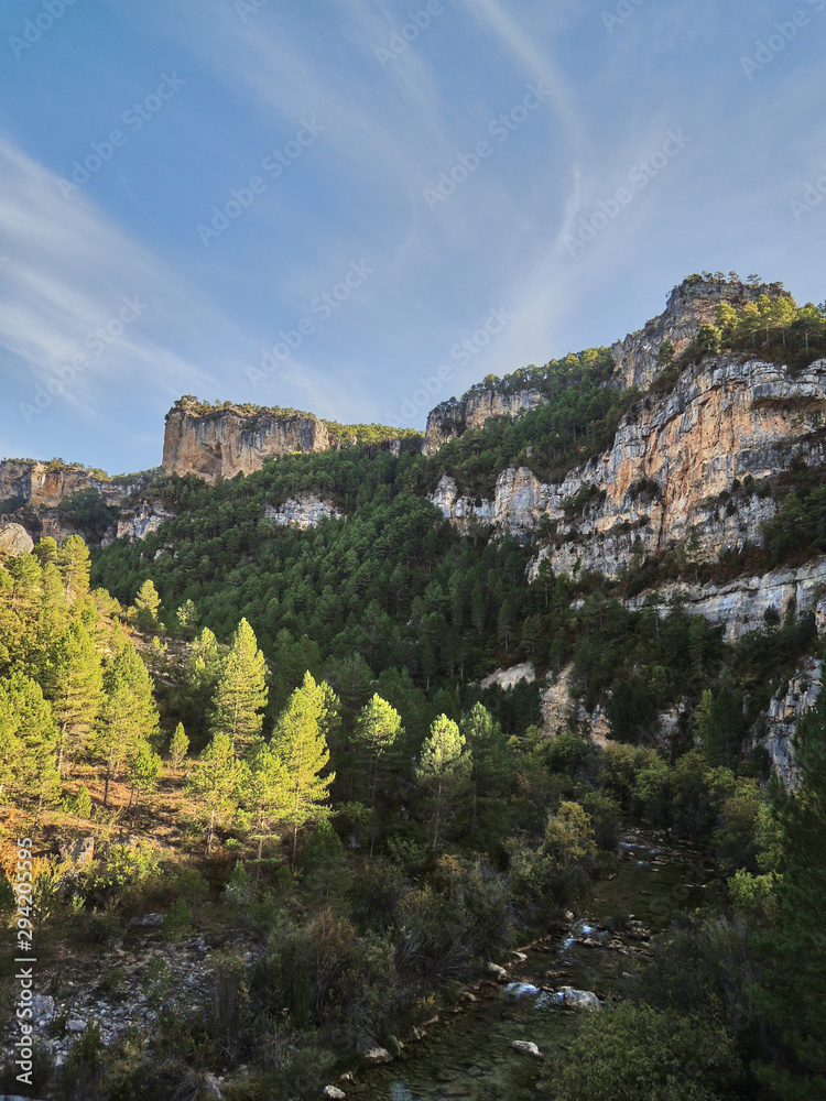 La cascada de la Escaruela en otoño sin agua, en el Parque Natural del Alto Tajo. Castilla la Mancha. España