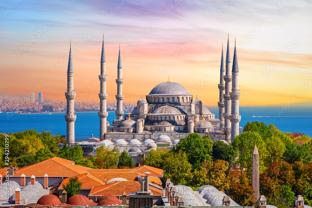 Naklejka premium Meczet Sułtana Ahmeda lub Błękitny Meczet w Stambule, jeden z najbardziej znanych tureckich zabytków