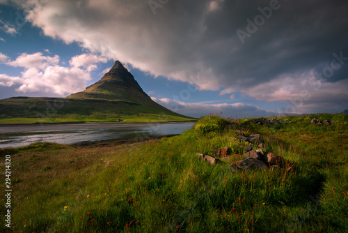 Obraz na płótnie Beautiful clouds over the Kirkjufell mountain w salonie