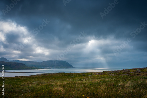 Obraz na płótnie Beautiful view of the Icelandic bay with sunbeams w salonie
