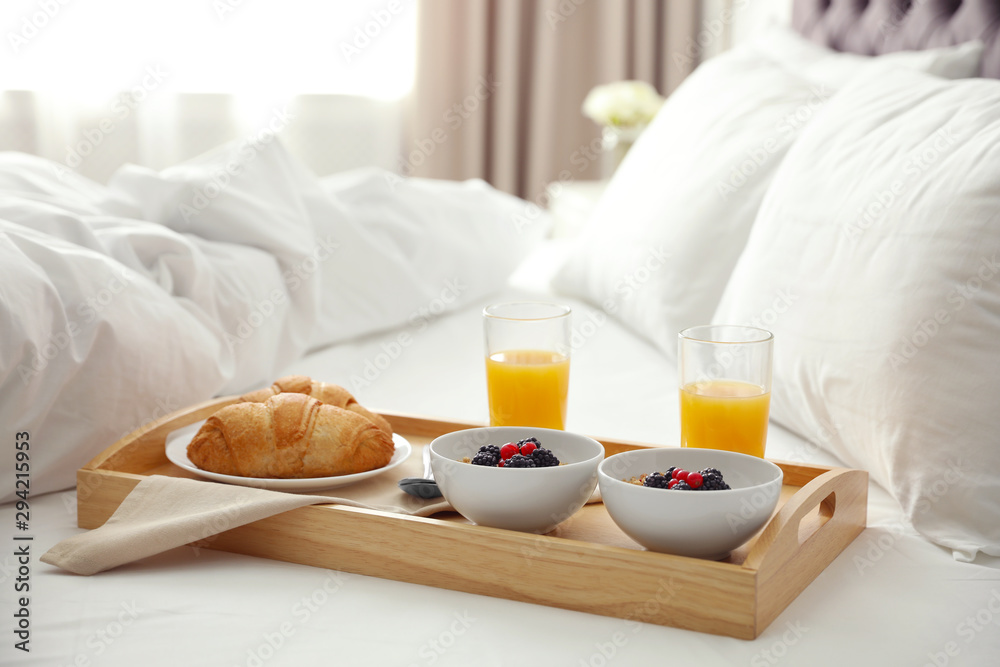 Dienblad met ontbijt op in lichte kamer #294215953 - Hotel - Textielposter