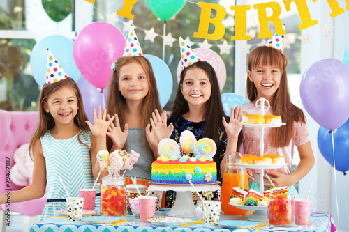 Canvas Print Happy children at birthday party in decorated room