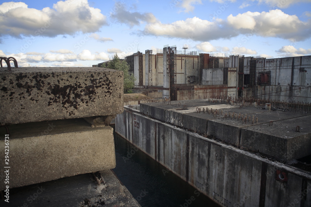 żelbetonowe prefabrykaty na porzuconej budowie elektrowni atomowej
