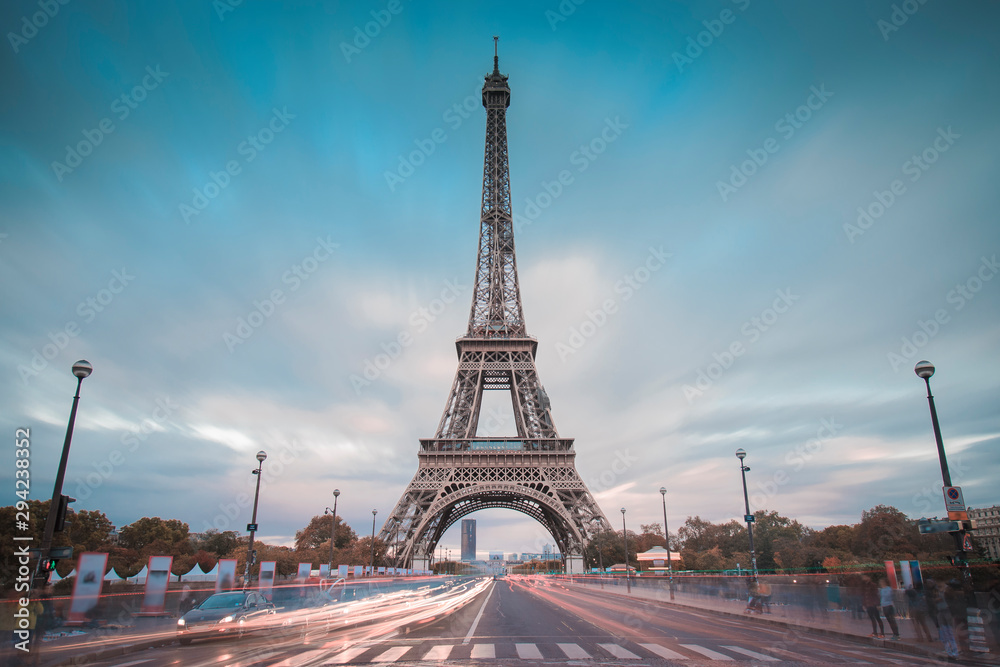 Naklejka premium Long exposure Eiffel Tower view during twilight with trendy colors