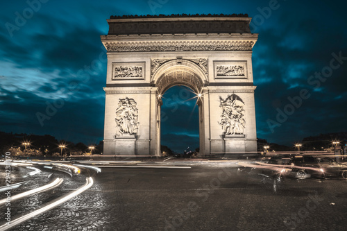Long Exposure Arc de triomphe during the twilight with trendy colors