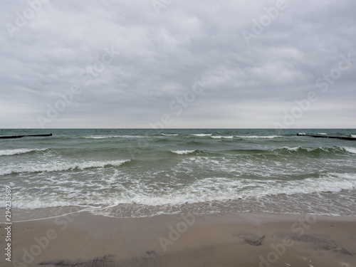 Dramatische Wolken über den Meer