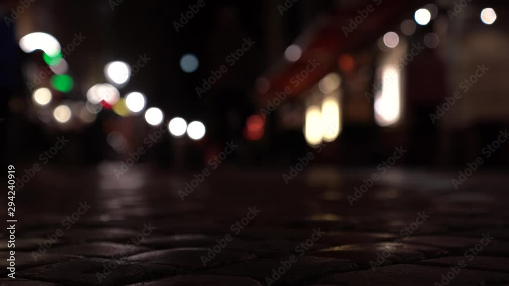 Fußgänger Bokeh Effekt in einer Straße voller Restaurants