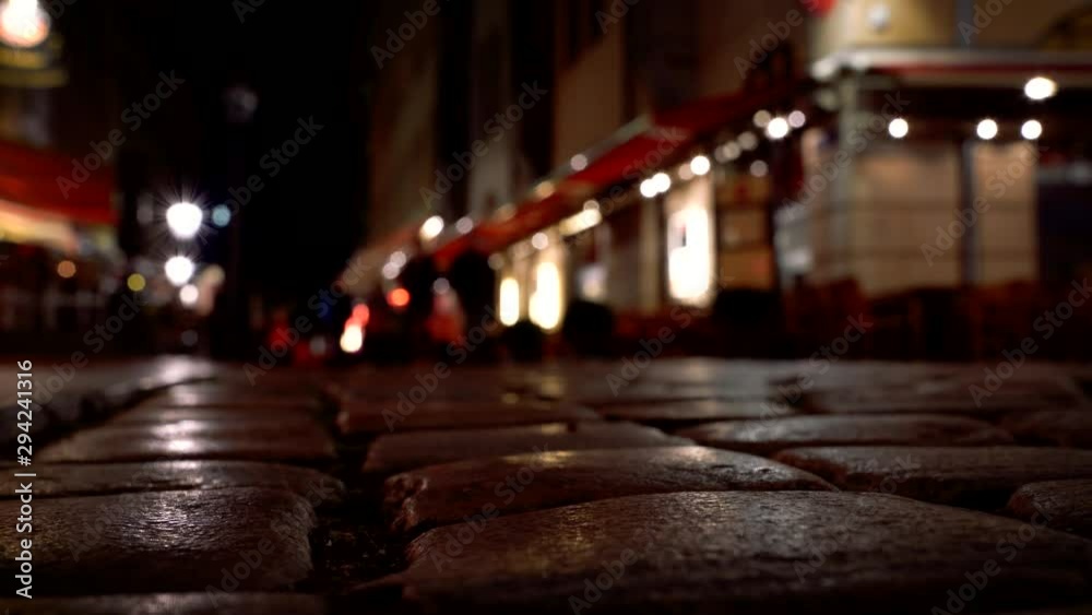 Fußgänger Bokeh Effekt in einer Straße voller Restaurants Fußgänger Bokeh Effekt in einer Straße voller Restaurants