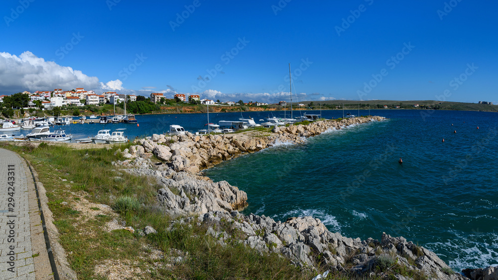 Marina z kamieni w Povljana, Pag, Chorwacja Marina z kamieni w Povljana, Pag, Chorwacja