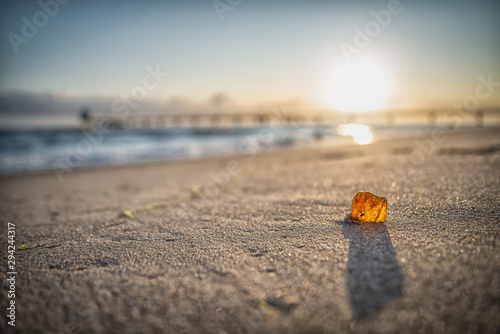 Bernstein am Strand im Sonnenaufgang