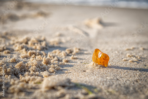 Fototapeta Naklejka Na Ścianę i Meble -  Bernstein im Sand 