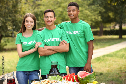 Young volunteers with food ...