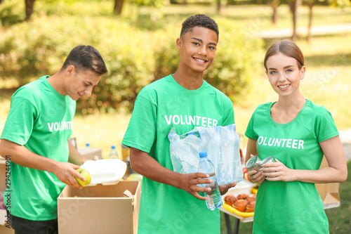 Young volunteers with food ...