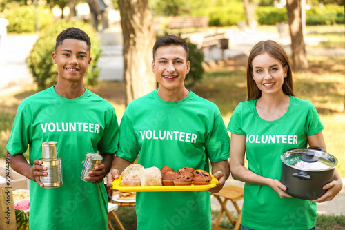 Young volunteers with food ...