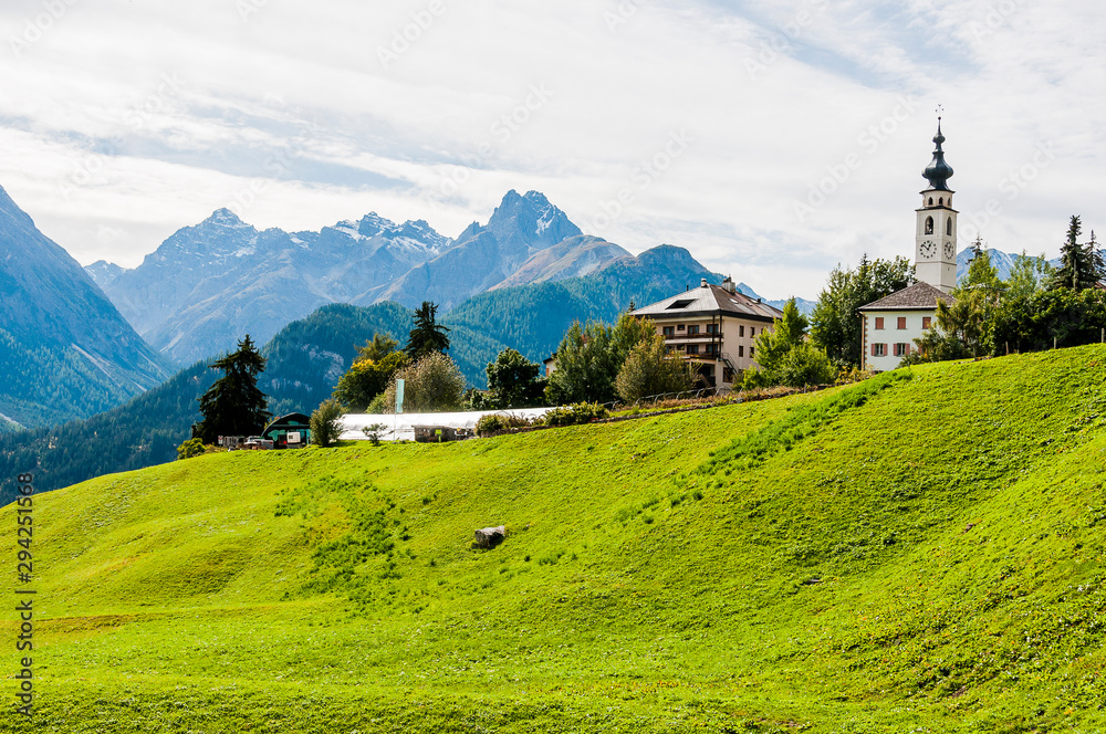 Fototapeta premium Ftan, Unterengadin, Bergdorf, Engadiner Häuser, Wanderweg, Bergwiesen, Graubünden, Alpen, Sommer, Schweiz