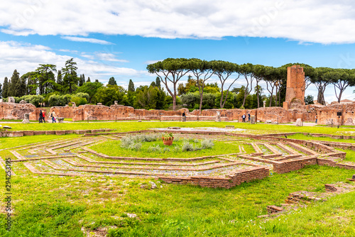 Tableau sur toile Octagonal fountain at Domus Flavia on Palatine Hill, Rome, Italy