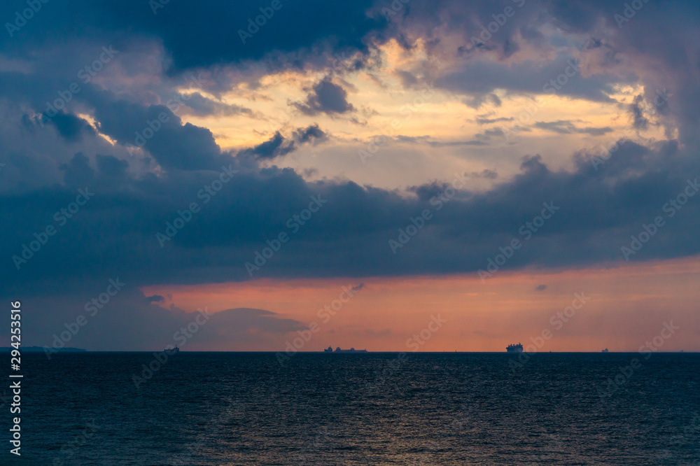 朝の空と渦のような雲と海と船とDSC3034