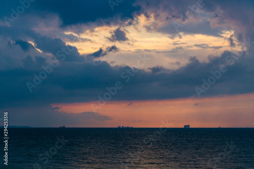 朝の空と渦のような雲と海と船とDSC3034 © 魚住耕司