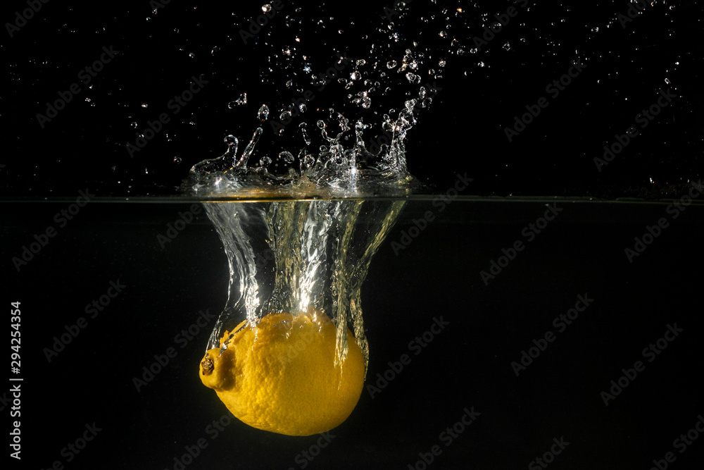 Lemon splashing into water - obrazy, fototapety, plakaty 