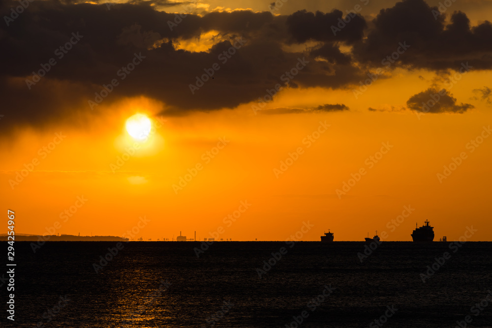 雲と朝日と水平線の船の影DSC0721