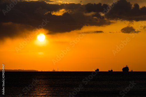 雲と朝日と水平線の船の影DSC0721 © Kouzi.Uozumi