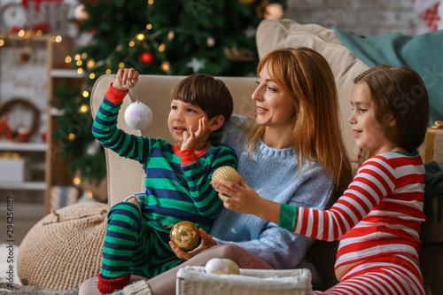 Mother and children decorat...