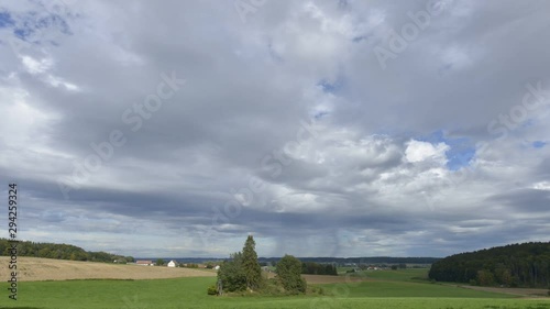 ziehende Wolken über Landschaft photo