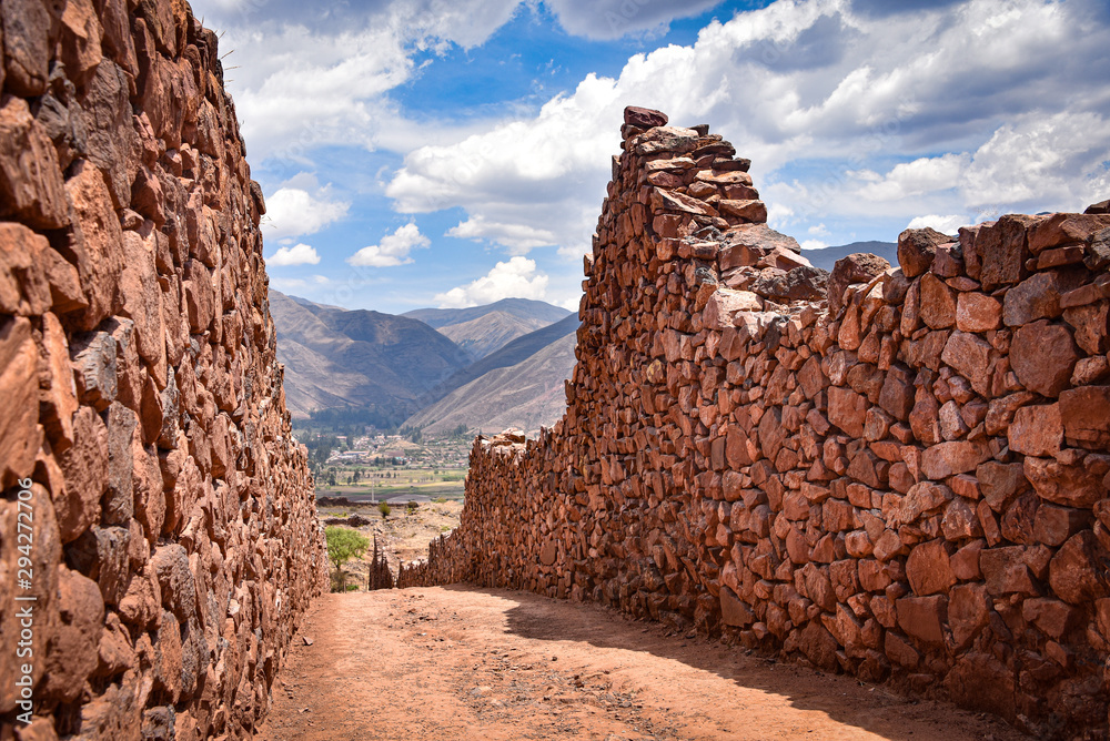 Φωτογραφία Ancient walls and buildings dating back to the Wari culture, at the Pikillacta a