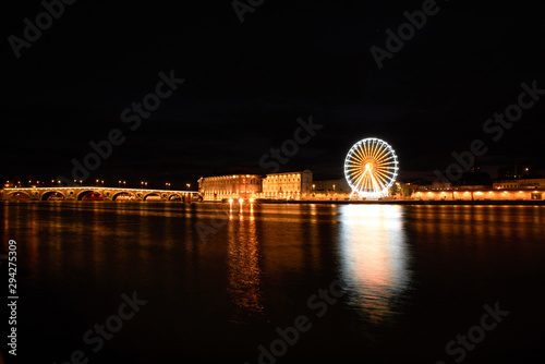 Vue de nuit sur la Garonne, sa grande roue , l'Hôtel-Dieu Saint-Jacques et le pont neuf
