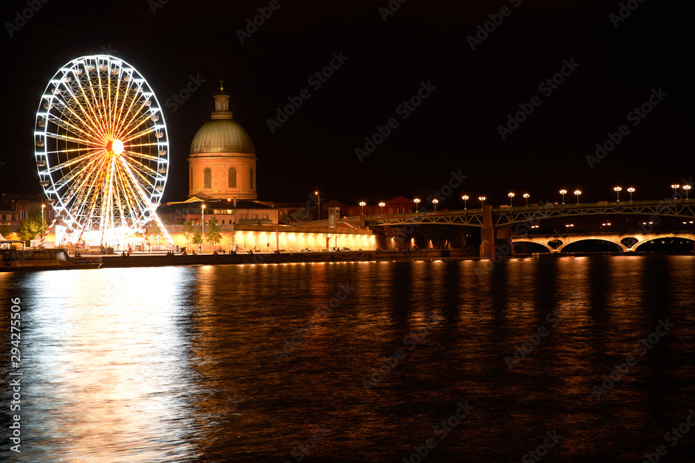  Vue de nuit sur le fleuve, sa grande roue et le Dôme cuivré de la Grave, Toulouse