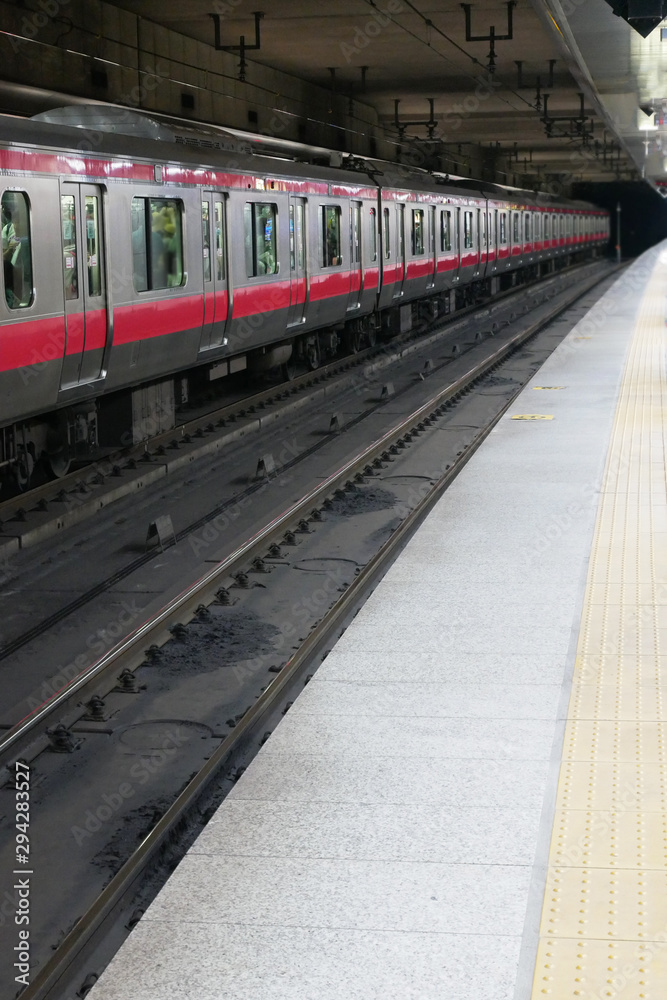 地下鉄、駅のホーム