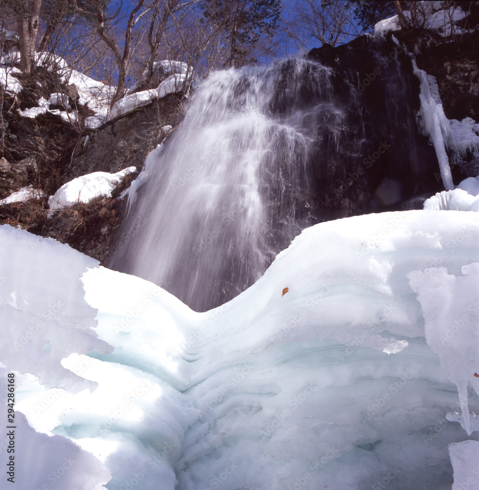 冬の小野川不動滝（裏磐梯　日本）と雪の造形