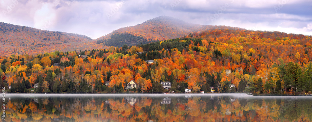 Fototapeta premium Panoramiczny widok na wioskę Mont Tremblant w okresie jesiennym