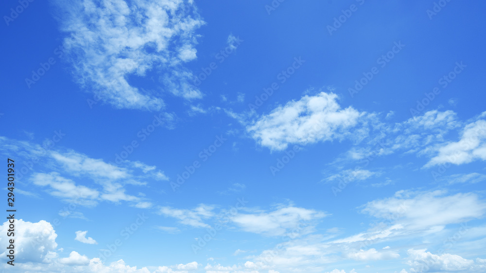 Fototapeta wyczyść błękitne niebo w tle, chmury z tłem.