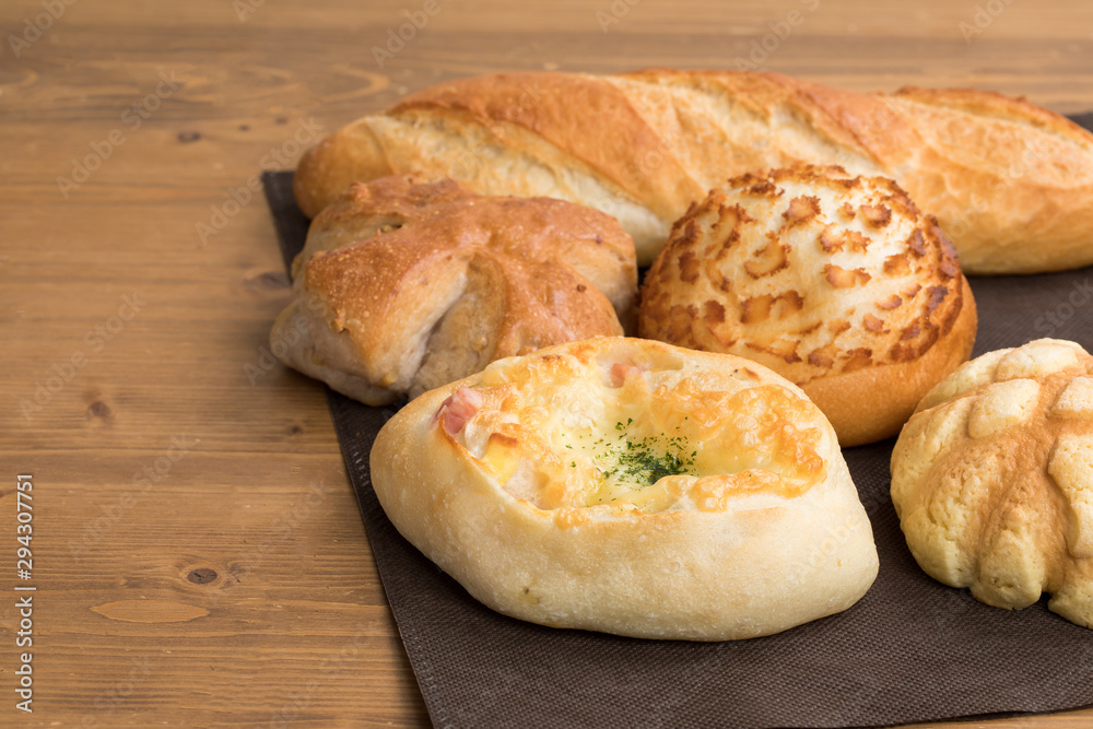 材木の上にパンの集合　朝食　ベーカリー　bread