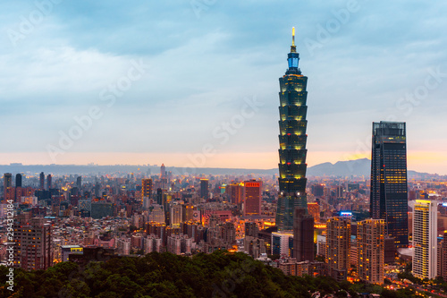 May 4, 2019 :Skyline of Taipei cityscape Taipei 101 building of Taipei financial city ,Taiwan © Nichapa