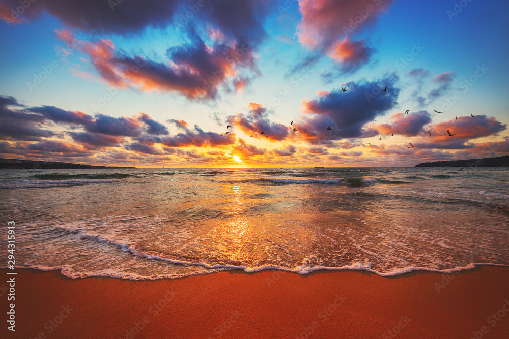Beautiful sunset over the tropical sea - obrazy, fototapety, plakaty 