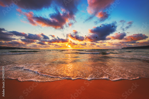 Fototapeta Naklejka Na Ścianę i Meble -  Beautiful sunset over the tropical sea