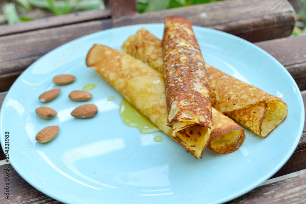 Juicy pancakes with honey and almonds Juicy pancakes with honey and almonds