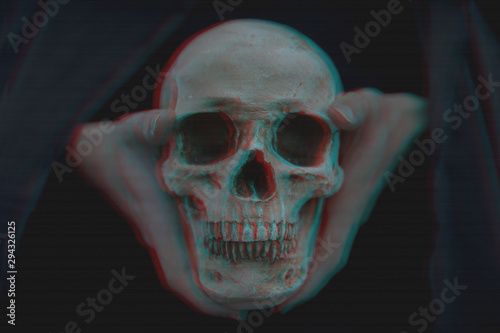 Close-up of glitched skull held in hands © Freepik