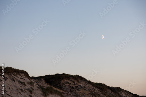 Halbmond über Sanddüne