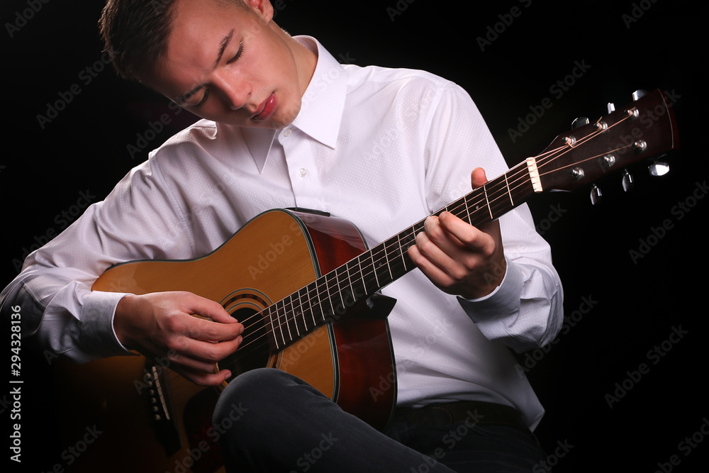 Obraz premium Young men playing the guitar