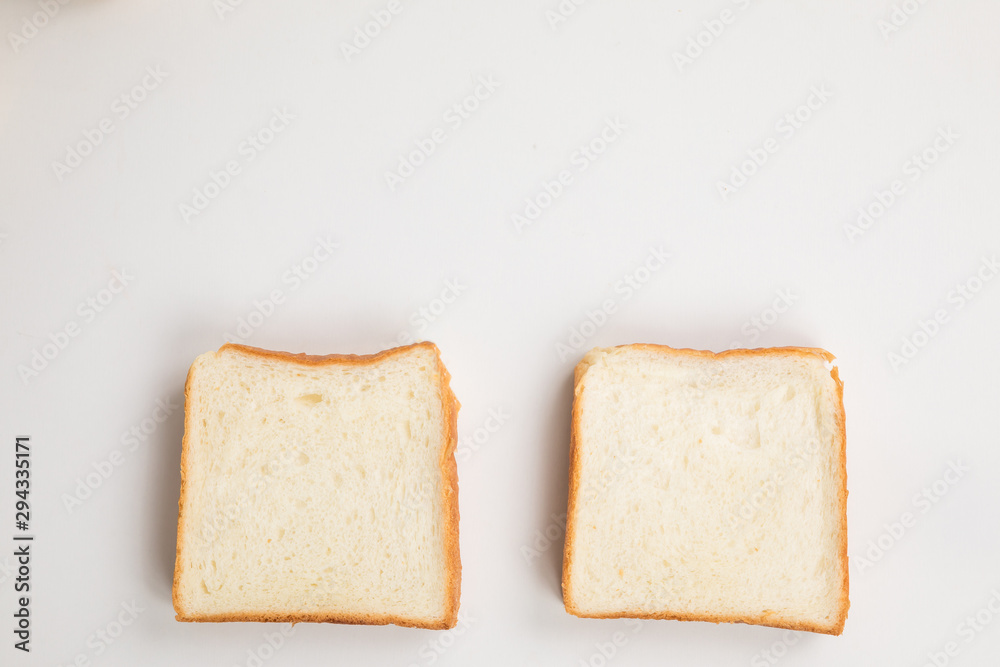 白背景に食パンが二つ並んでいる　plain bread