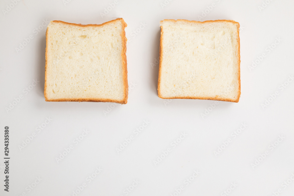 白背景に食パンが二つ並んでいる　plain bread